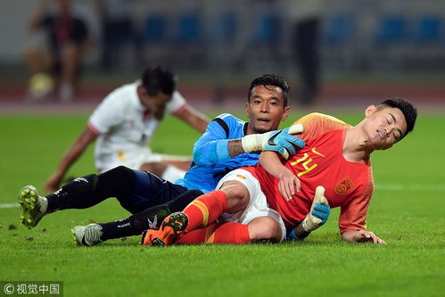 年轻球员接受媒体采访