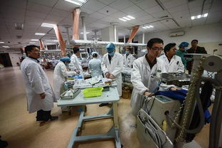 医院急诊室里满是伤员和医护人员忙碌的身影