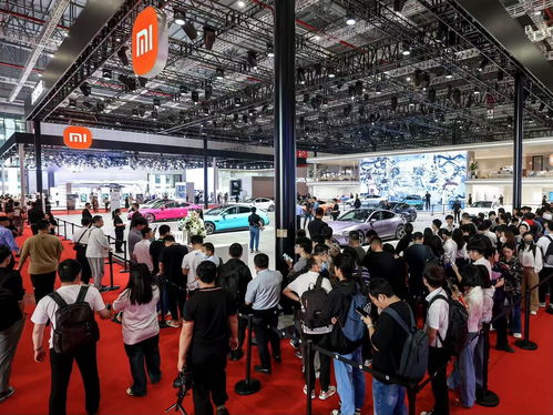 小米YU7展台前人群围观图