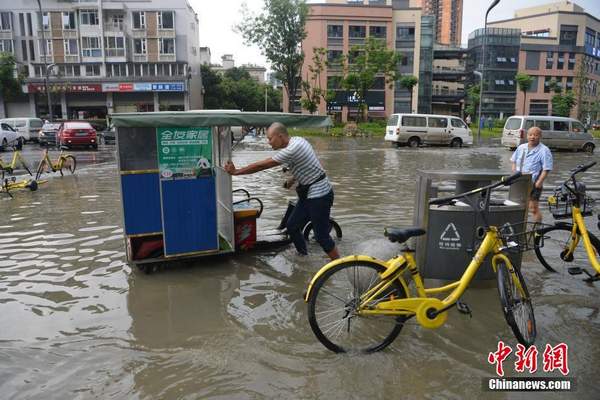 暴雨突袭成都：道路积水如&ldquo;开船&rdquo;，我亲历现场直击