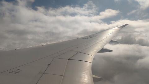 飞机在云层中颠簸的示意图