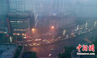 成都市区暴雨街景
