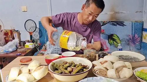 救援人员接过热饭菜