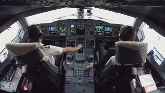 飞行员驾驶舱视角