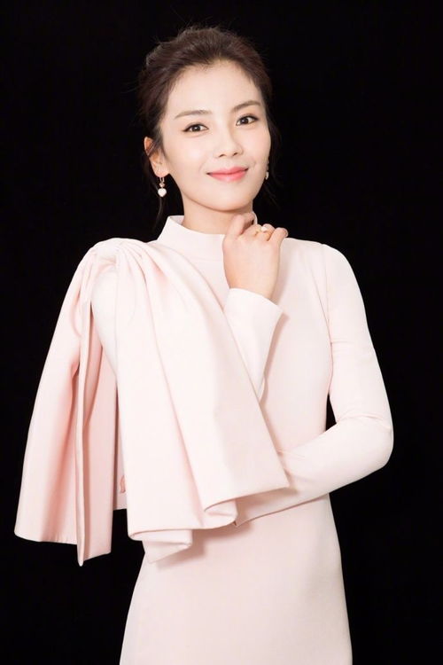 李雪琴穿着珠光纱线衬衫与裙子出席活动