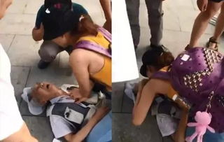 大学生跪地施救老人现场图