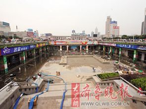 工作人员清理商场内部积水