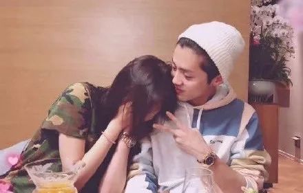 鹿晗CPU烧了半天把鞋子脱了？网友扒出大理深夜同住记录，分手疑云再掀热议