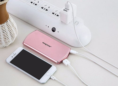 学生手持罗马仕充电宝准备丢弃