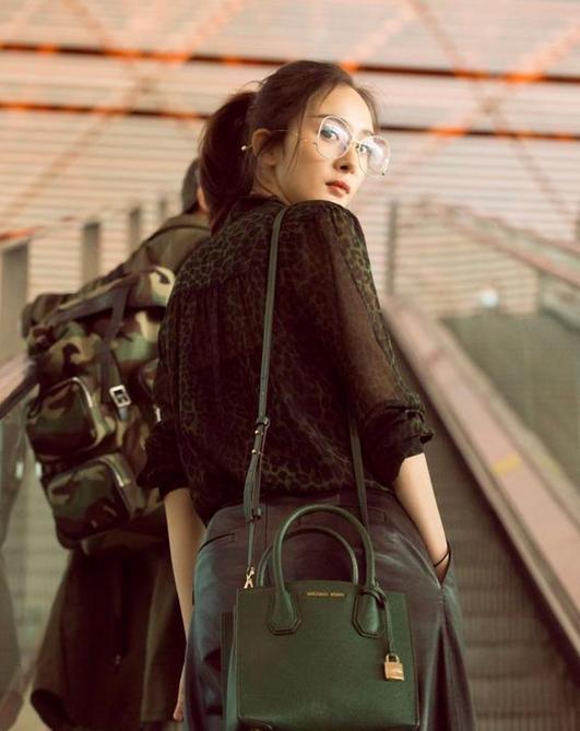 杨幂背包上的Labubu挂饰