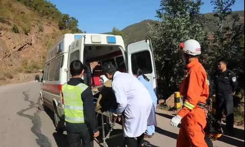 榕江村民与救援人员合影