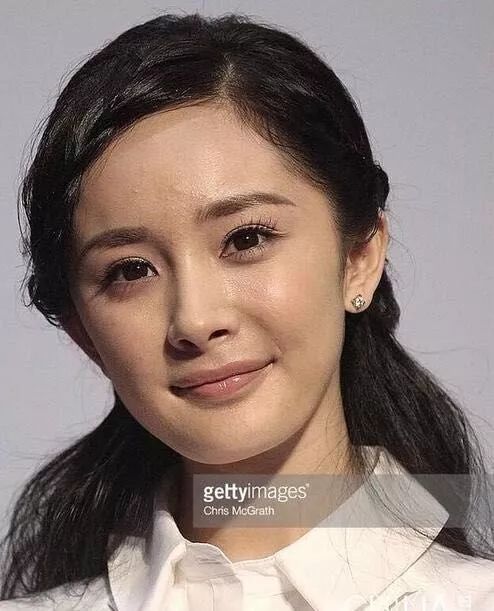 女演员面对镜头微笑略带失落