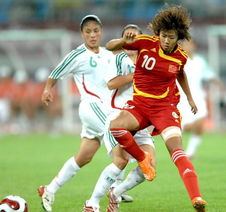 年轻足球运动员带球突破