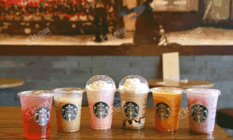 喜茶店内顾客享用挞与饮品的场景图