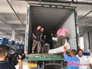 救灾物资运输车辆在公路上行驶