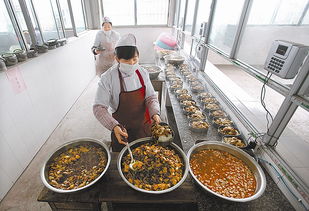 村民正在分装饭菜