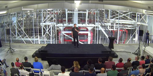 马斯克在发布会上讲话的照片