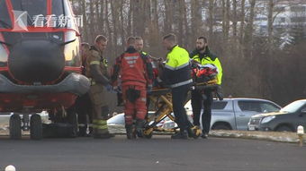 游客在冰岛路边检查车辆