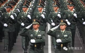 阅兵式上将军领队带领士兵整齐前进