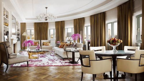 蔡澜在酒店套房内与朋友共饮