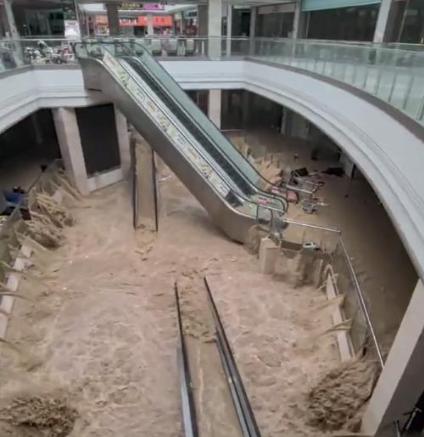 榕江洪水倒灌商场现场