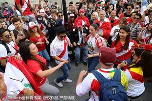 球迷在街头小店讨论比赛