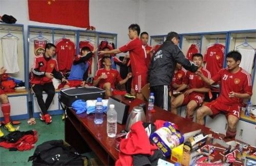 中国男足更衣室场景