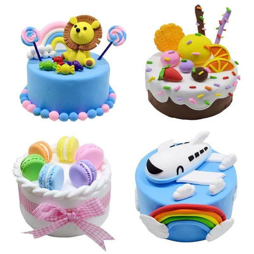 小学生制作黏土作品表达感恩<br><br>