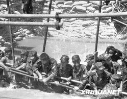 抗洪战士在洪水中封堵决口<br><br>