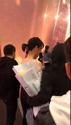 助理与艺人合影背影照