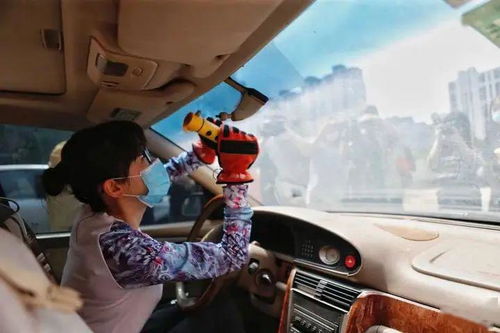 安全锤正确击打车窗示范图