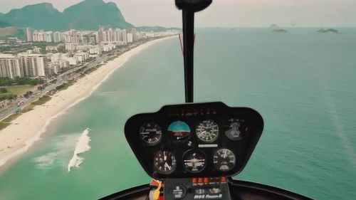 天上真的掉钱了？美国直升机撒钞票，路人捡疯！