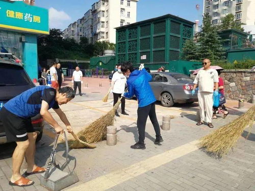 居民自发清理街道,志愿者参与消杀工作