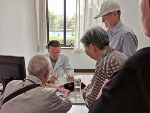 李浩在健康服务中心为老人服务中