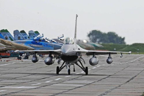 乌克兰空军基地F-16战机排列