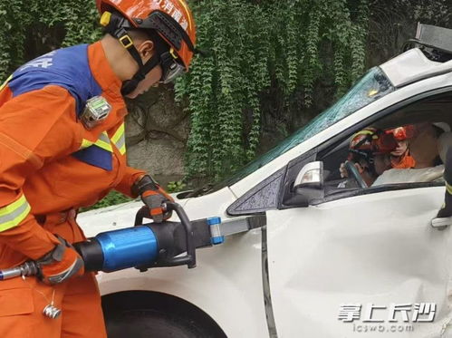 消防员正在营救被困车辆