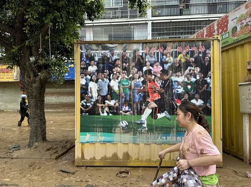 榕江洪水下的温情长队：志愿者与居民并肩运送物资的真实现场