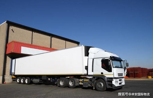 冷链货车有序排列等待装货