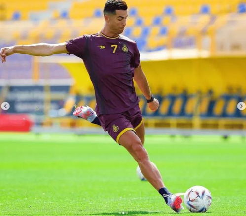 C罗在训练场上专注练习射门