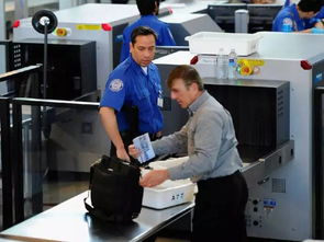 乘客在机场安检处展示充电宝