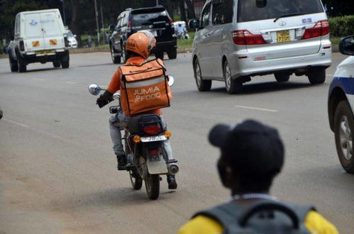 外卖员街头送餐场景