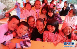 志愿者在安置点搭建临时课堂