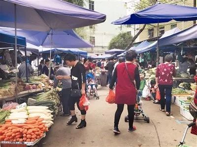 湛江市街头荔枝摊贩整齐摆放的荔枝筐