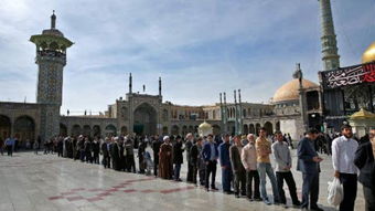 伊朗民众在医院排队等待救治