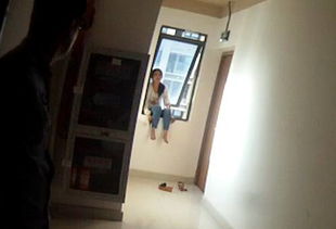 女子在新房门口神情恍惚<br><br>