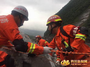 消防员正在桥下搜救现场图