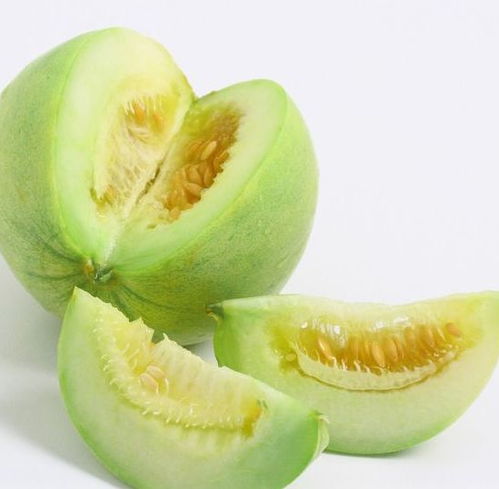 一位女子正在购买一筐香瓜