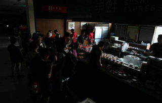 乌克兰民众在停电区域排队加油