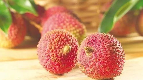 荔枝果肉水灵白嫩剥开瞬间特写