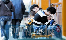 一名男子抱着小孩坐在长椅上神情焦虑